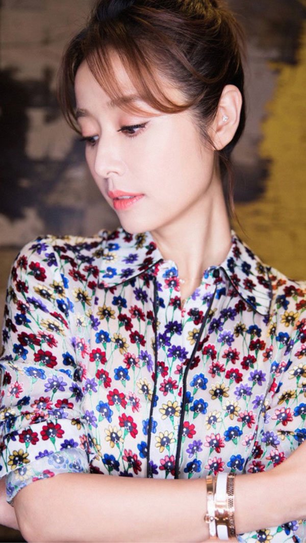 Ở tuổi tứ tuần, Tử Vy Cách Cách vẫn xinh đẹp rạng rỡ với làn da mịn màng khó tin - 7