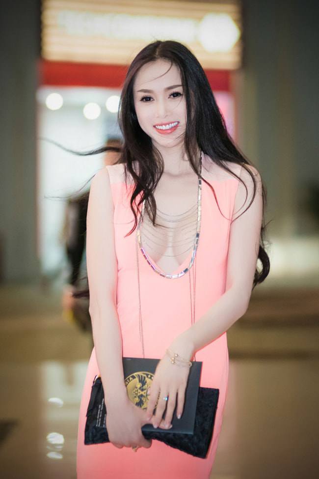 Hoàng Thuỳ đáp trả nghi vấn nâng ngực bằng cách “cho sờ”, liệu đây là phương pháp kiểm chứng thật giả? - 8