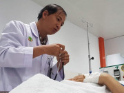 Tin tức - Mẹ kiểm tra điện thoại, bé gái 13 tuổi tức giận nhảy lầu tự tử