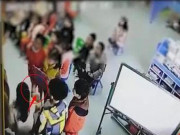 Tin tức - Cô giáo mầm non bắt học sinh đứng xếp hàng, lần lượt tự tát vào mặt vì nghịch ngợm