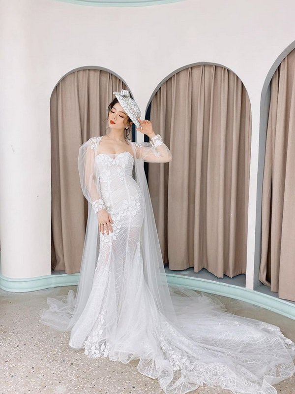 suyt cham nguong 40, le quyen van tu tin hoa co dau goi cam, khoe kheo vong 1 sexy - 1