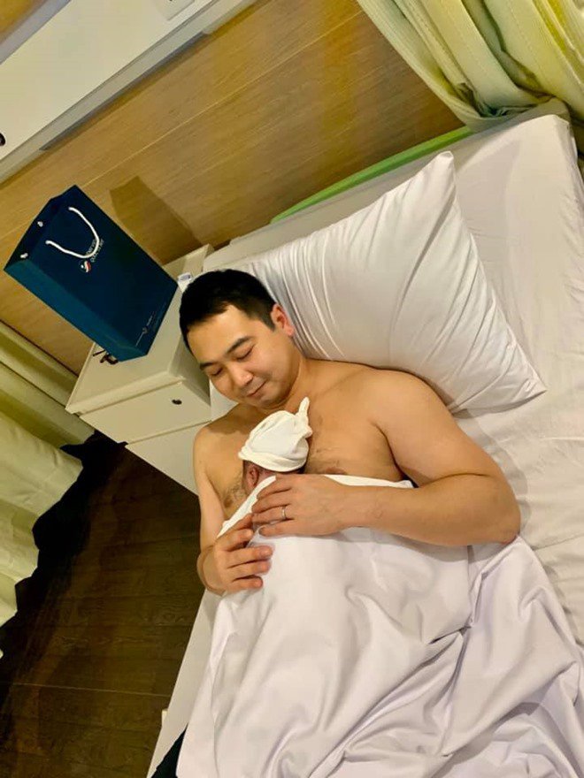 lan khue chinh thuc sinh con dau long, canh ong xa dai gia om con nhan binh luan hai huoc - 1