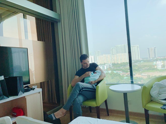 MC Phương Mai khoe cảnh chồng Tây chăm con cực khéo, lo lắng khi bị nhận xét “đẻ thuê” - 4
