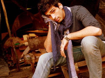 Akshay Dogra: Nam thần Ấn Độ bị lửa đốt cháy áo trên phim trường