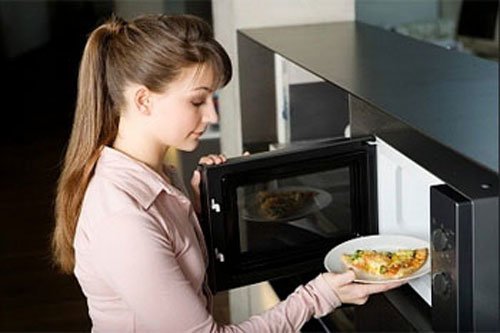 Đừng để thức ăn vào những vật dụng này khi cho vào lò vi sóng kẻo hại cả gia đình - 1