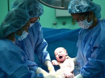 Đua theo trào lưu sinh thuận tự nhiên, mẹ Sài Gòn suýt mất cả mạng lẫn con