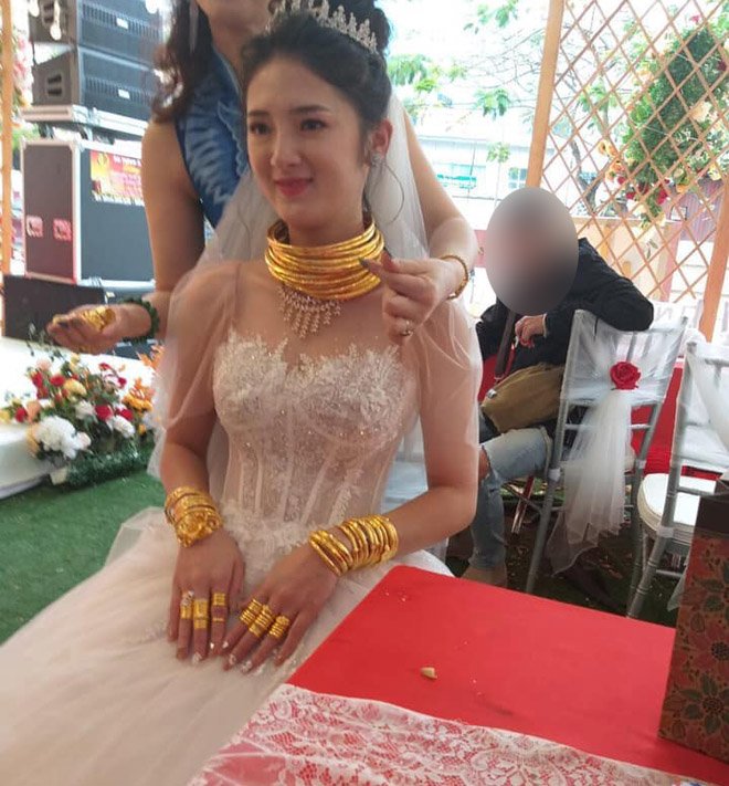 Cô dâu Cao Bằng đeo vàng kín cổ và tay trong đám cưới, nhan sắc thực sự gây ngỡ ngàng - 3