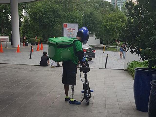 Định khiếu nại vì shipper giao đồ ăn muộn, cô gái thay đổi hẳn khi nhìn xuống chân anh