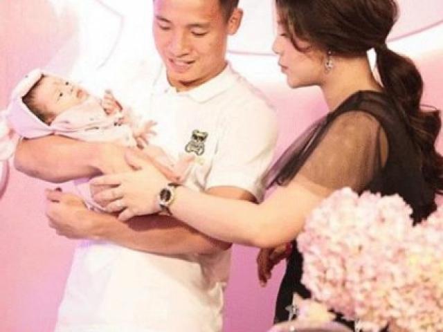 Trung vệ Bùi Tiến Dũng ghi điểm với fan khi chăm con cực khéo