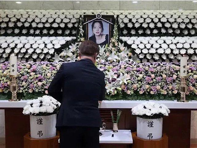 Đám tang Goo Hara: Bố mẹ không tới, chỉ có 1 người thân duy nhất lo hậu sự