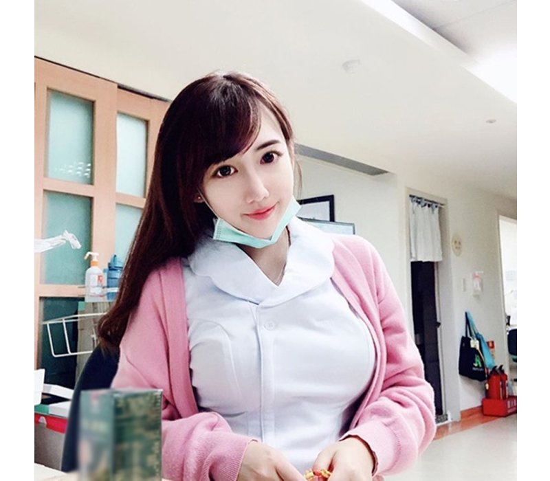 Diện bộ đồ y tá chỉn chu, Li Yizhen gây ấn tượng trong mắt người đối diện với gương mặt thanh tú, xinh đẹp cùng đôi mắt to tròn đầy cuốn hút.
