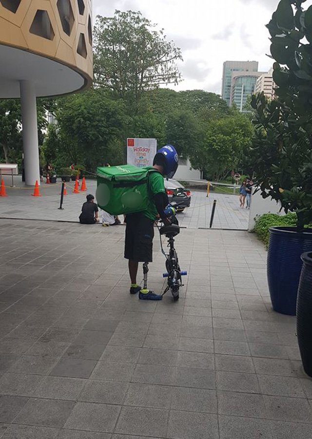 Định khiếu nại vì shipper giao đồ ăn muộn, cô gái thay đổi hẳn khi nhìn xuống chân anh - 1