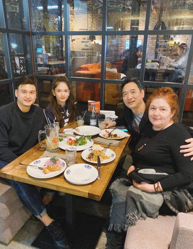 Hé lộ món bánh đặc biệt khiến mẹ Đặng Văn Lâm bật khóc mang ra sân bay cho con trai - 9