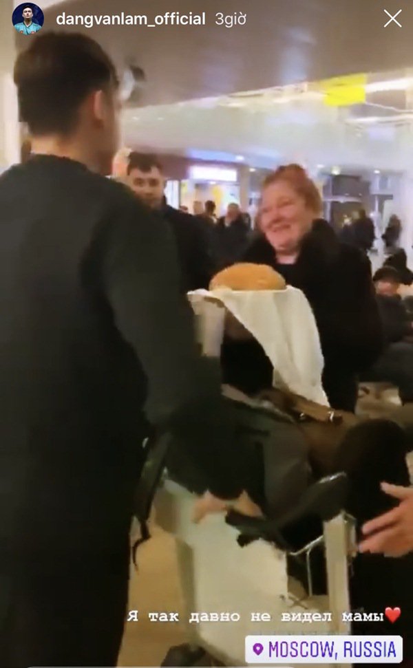 Hé lộ món bánh đặc biệt khiến mẹ Đặng Văn Lâm bật khóc mang ra sân bay cho con trai - 1