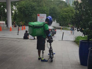 Tin tức - Định khiếu nại vì shipper giao đồ ăn muộn, cô gái thay đổi hẳn khi nhìn xuống chân anh