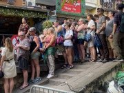 Xem ăn chơi - Điều bất ngờ ở phố cà phê đường tàu Hà Nội sau 1 tháng đóng cửa