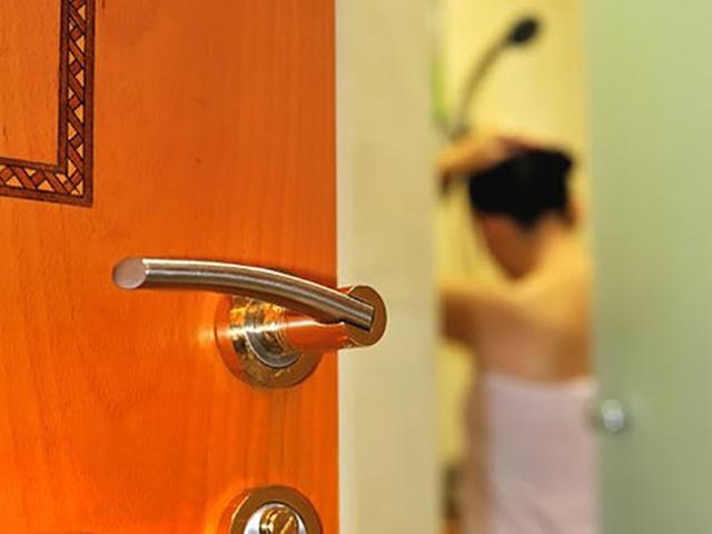 Về phòng mình sau khi tắm, cô gái trẻ sững sờ phát hiện thứ sau cánh cửa
