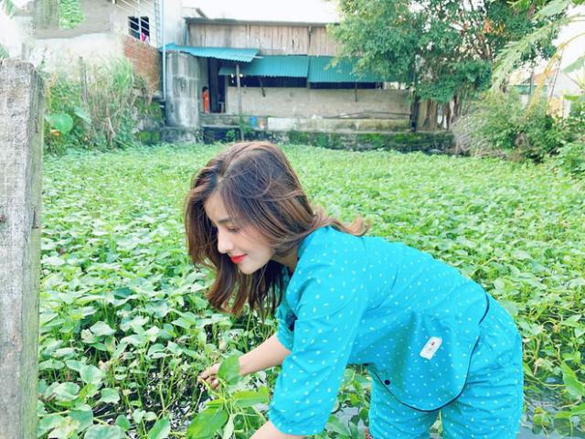 Bị chê làm màu vì đi hái rau bày đặt trang điểm, cô gái xinh đẹp đáp trả nhẹ nhàng