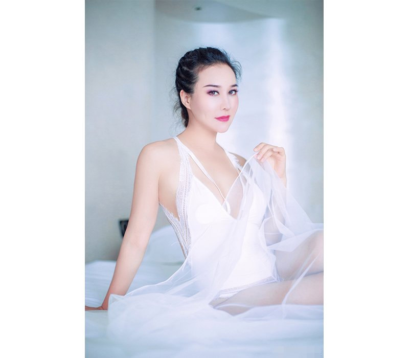 Có mẹ là người Pháp, cha là người lai Việt - Trung, Anna Kim (sinh năm 1990) được biết tới là một trong những cô gái gốc Việt sở hữu vẻ đẹp lai vô cùng hút mắt.

