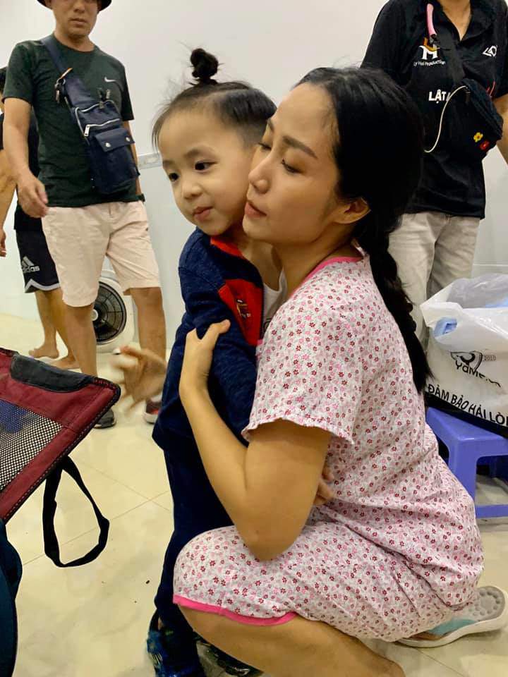 Ốc Thanh Vân xúc động khi con trai út lên thăm giữa đêm, tay xách theo một món đồ - 2