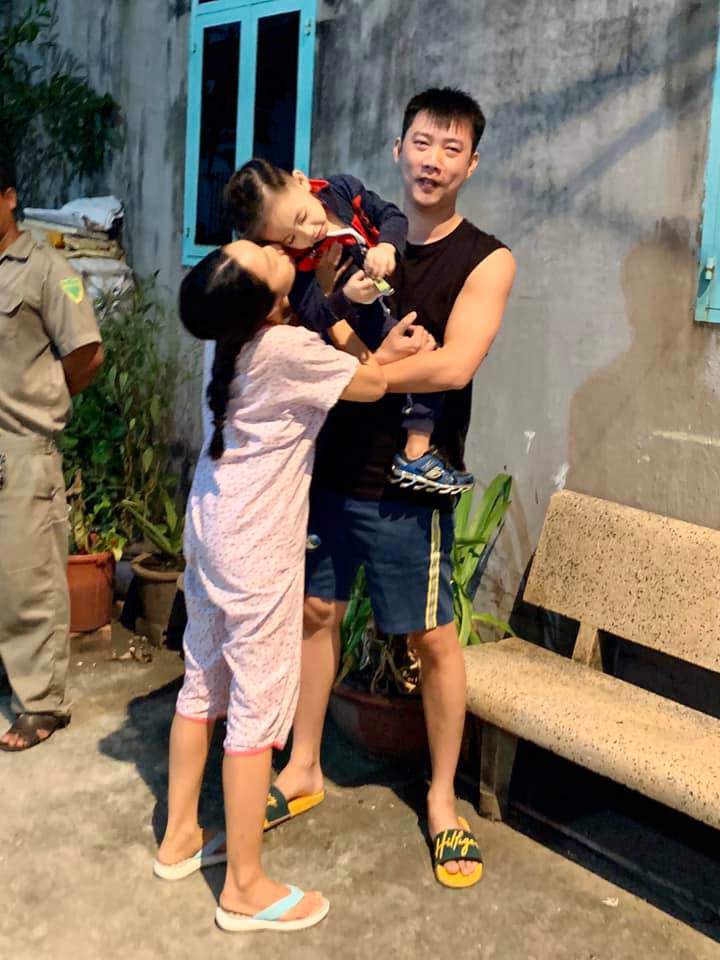 Ốc Thanh Vân xúc động khi con trai út lên thăm giữa đêm, tay xách theo một món đồ - 4