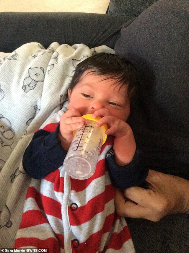 Bé trai 4 tháng sở hữu mái tóc dài như bờm sư tử vô cùng đáng yêu - 4