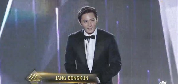 Đến Việt Nam nhận giải, tài tử Jang Dong Gun gặp lỗi sai ngớ ngẩn trên sóng trực tiếp - 2