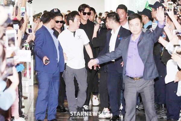 Đến Việt Nam nhận giải, tài tử Jang Dong Gun gặp lỗi sai ngớ ngẩn trên sóng trực tiếp - 3