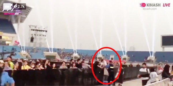 Đến Việt Nam nhận giải, tài tử Jang Dong Gun gặp lỗi sai ngớ ngẩn trên sóng trực tiếp - 5