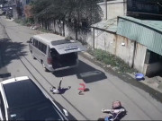 Tin tức - Xôn xao đoạn clip chiếc xe đưa đón học sinh tiểu học bung cửa sau, 3 trẻ ngã xuống đường