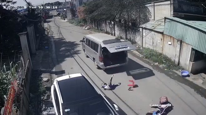 Vụ xe đưa đón học sinh làm rơi 3 trẻ: Cô giáo chủ nhiệm có mặt trên xe lên tiếng - 1