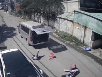 Xôn xao đoạn clip chiếc xe đưa đón học sinh tiểu học bung cửa sau, 3 trẻ ngã xuống đường