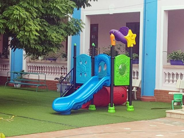 Hà Nội: Bị mắc kẹt đầu khi chơi cầu trượt ở trường mầm non, bé 34 tháng tuổi tử vong