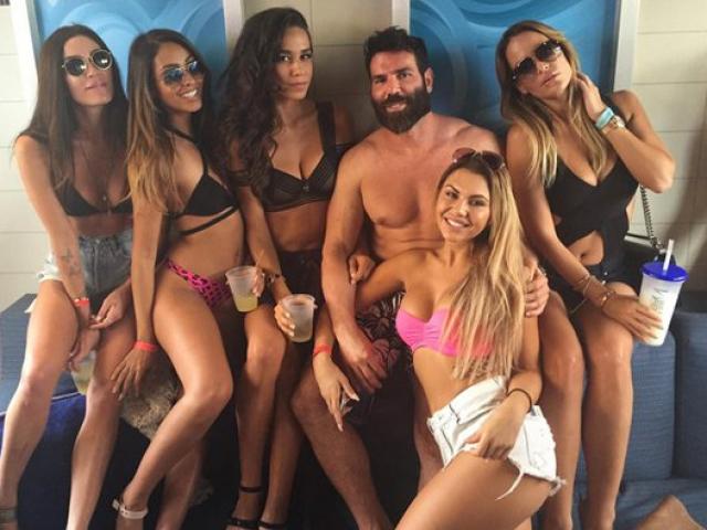 4 tỷ phú sát gái khét tiếng: 15 vợ vẫn tuyển gái trinh, mỗi tuần ngủ với 17 chân dài