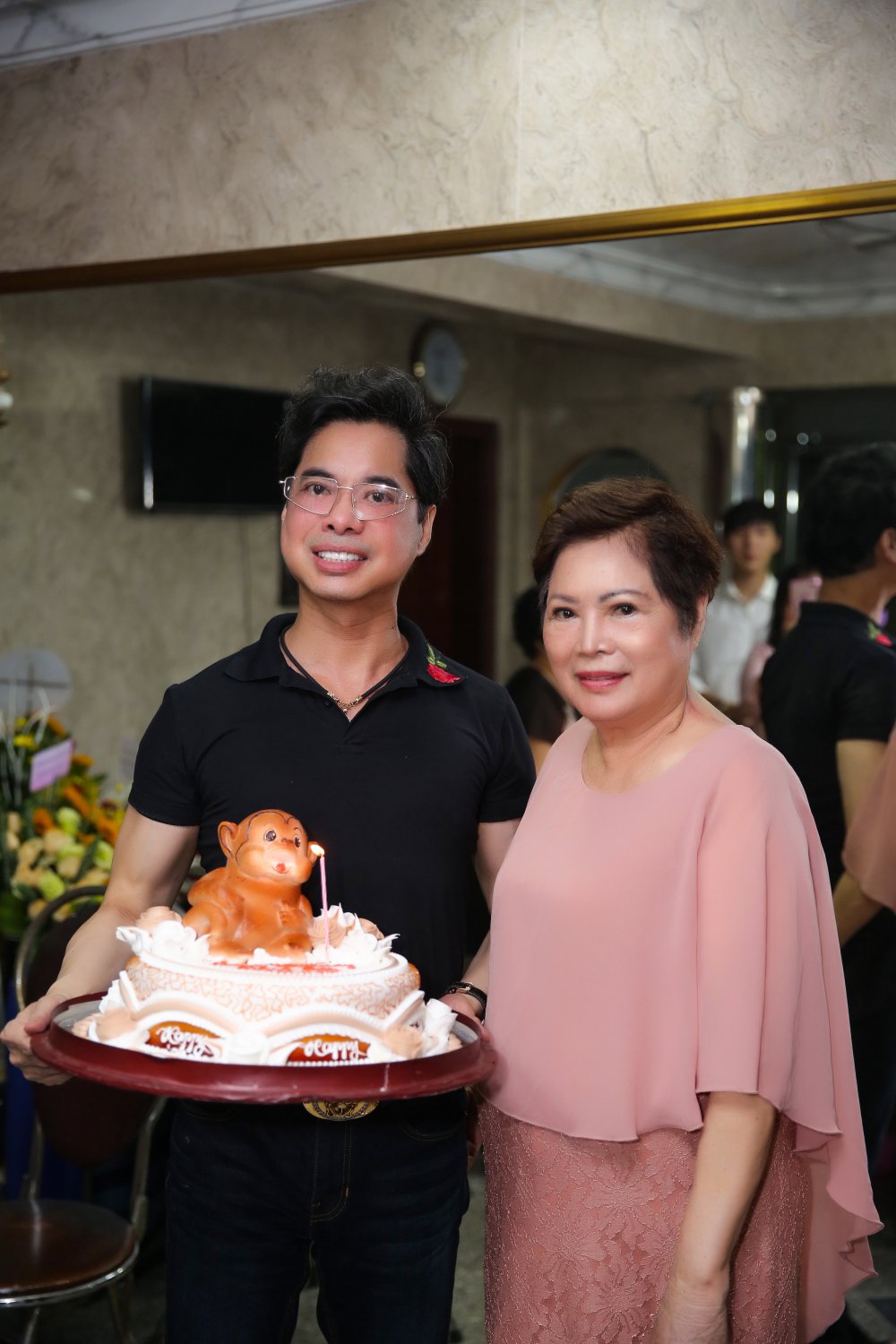 Ngọc Sơn đón tuổi 51 bên mẹ