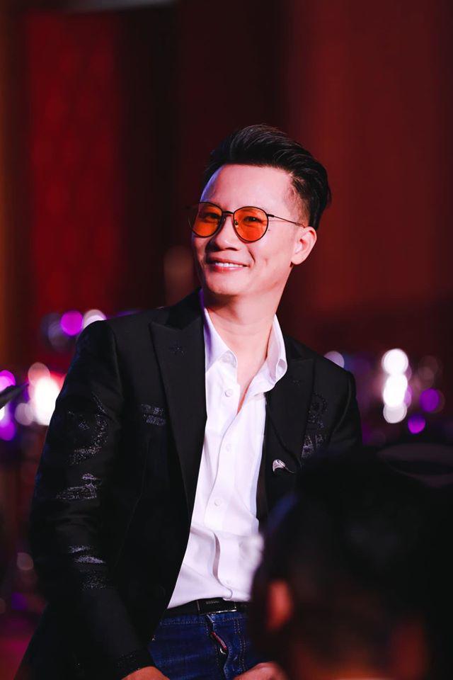 Nam ca sỹ nổi tiếng Hoàng Bách đã chia sẻ về cách dạy con của mình.