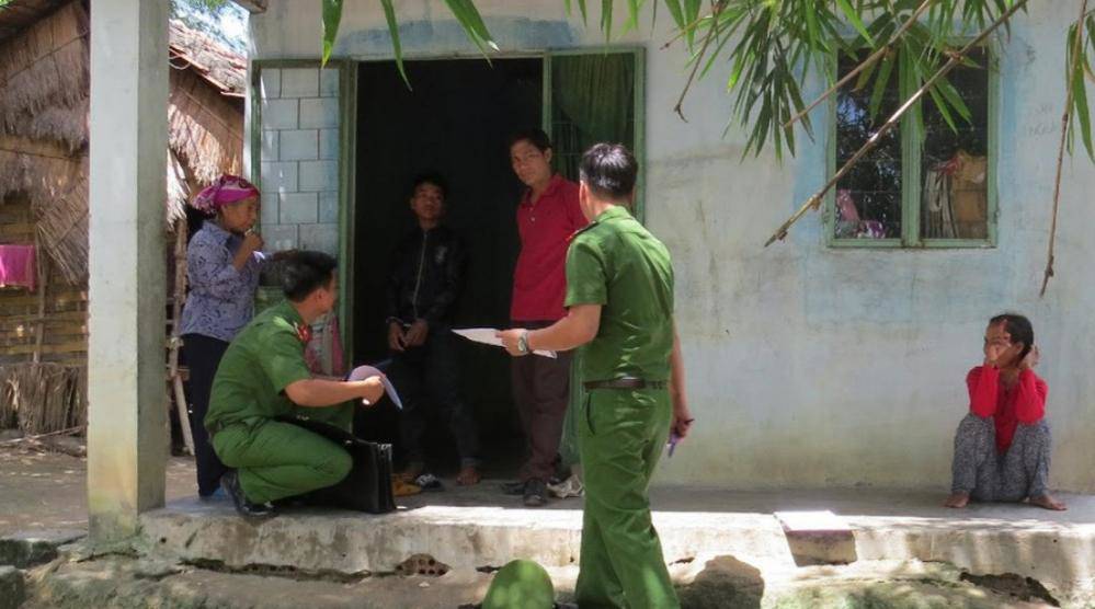 Bàng hoàng phát hiện vợ trẻ nằm chết trên giường, chồng treo cổ tại nhà riêng - 1