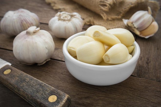 Cho mèo cưng liếm mặt để trị mụn, cô gái trẻ nhận nhiều gạch đá - 4