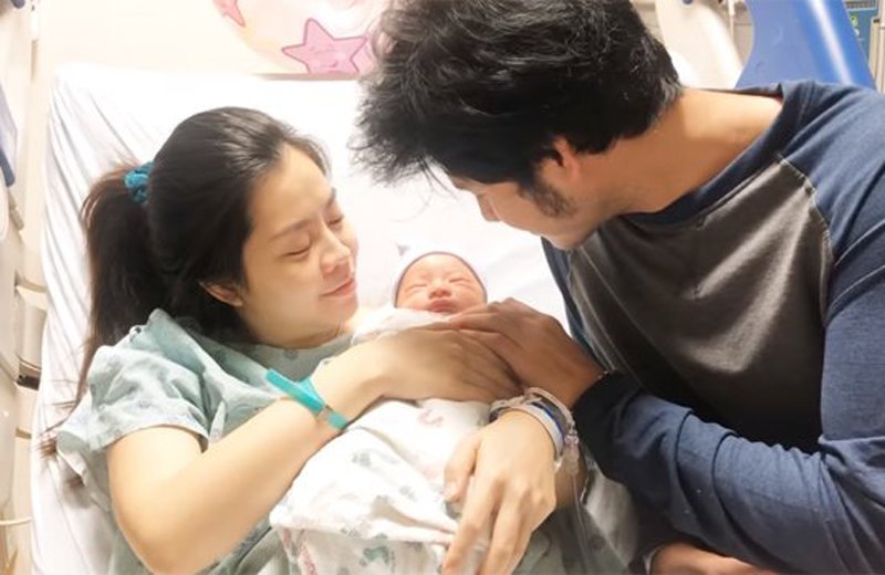 Một gia đình sao Việt khác cũng đón thành viên mới trong tháng 11 này là cặp đôi diễn viên Anh Tài - Ngọc Ánh. Cô nàng "tiểu tam" trong phim Gạo nếp gạo tẻ sinh con gái đầu lòng - bé Jasmine Huỳnh - nặng 3,5 kg vào ngày 12/11.
