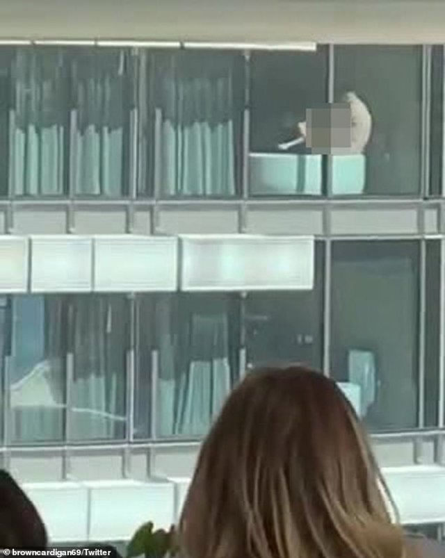 amp;#34;Quan hệamp;#34; giữa ban ngày, cặp đôi khiến nhân viên tòa nhà bên cạnh không thể tập trung làm việc - 2