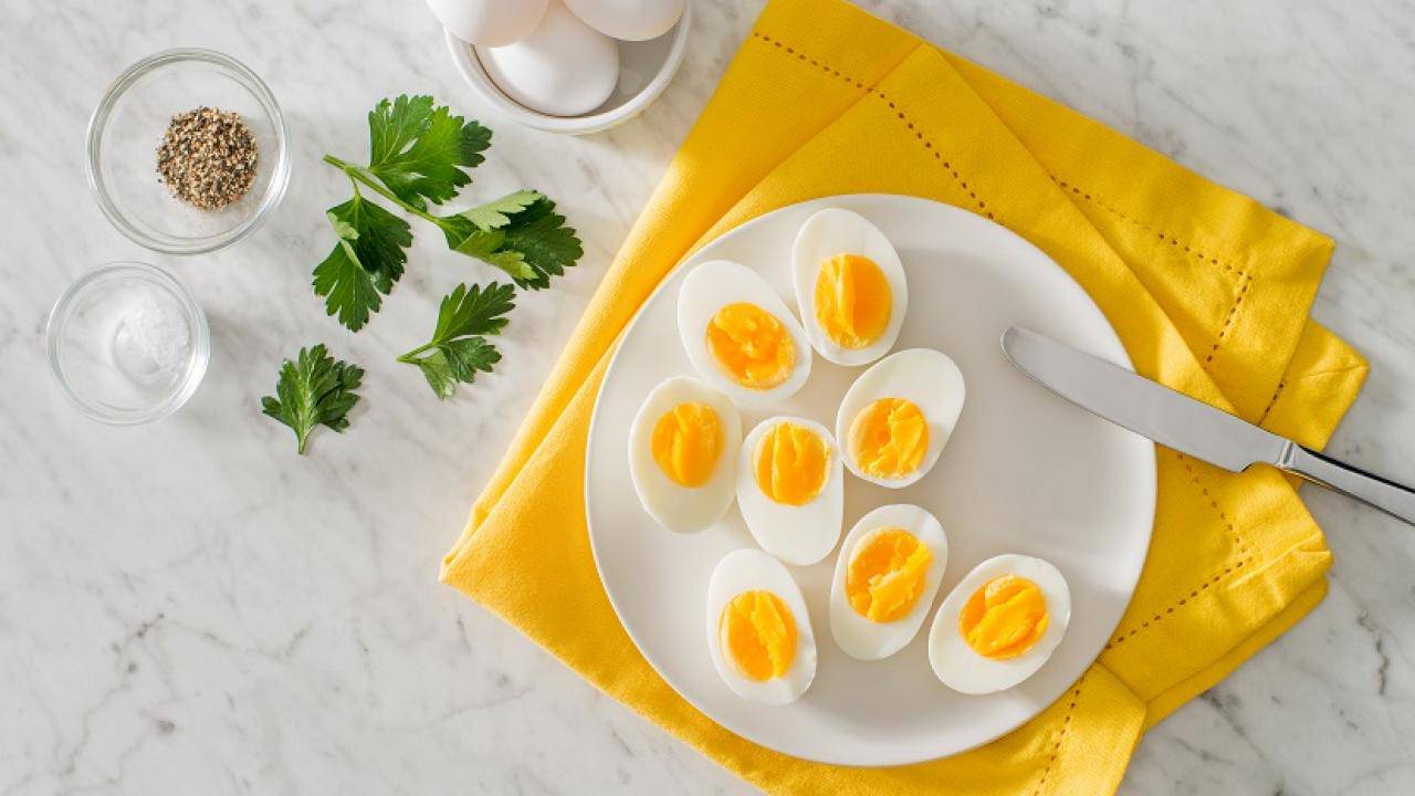 Thêm một bước đơn giản, trứng luộc xong sẽ mềm ngon, bóc vỏ dễ như trở bàn tay - 4