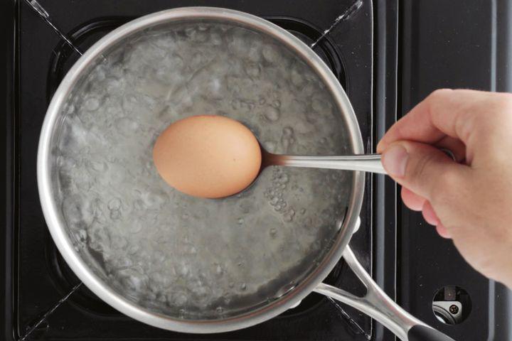 Thêm một bước đơn giản, trứng luộc xong sẽ mềm ngon, bóc vỏ dễ như trở bàn tay - 3