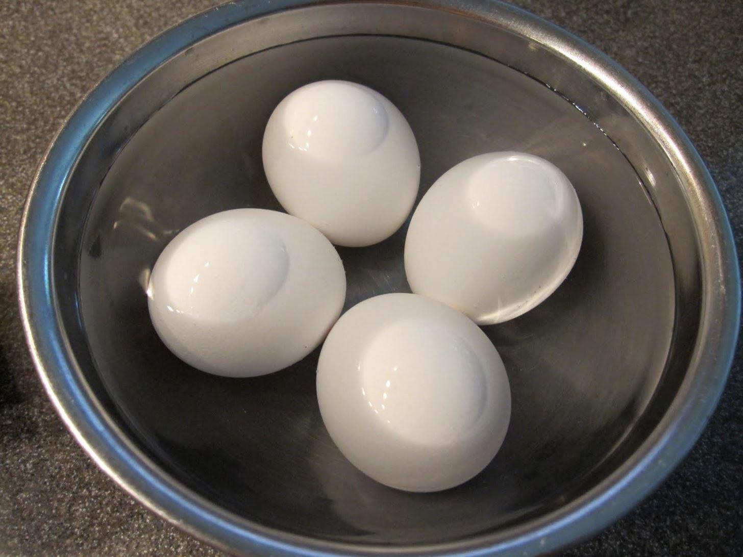 Thêm một bước đơn giản, trứng luộc xong sẽ mềm ngon, bóc vỏ dễ như trở bàn tay - 1