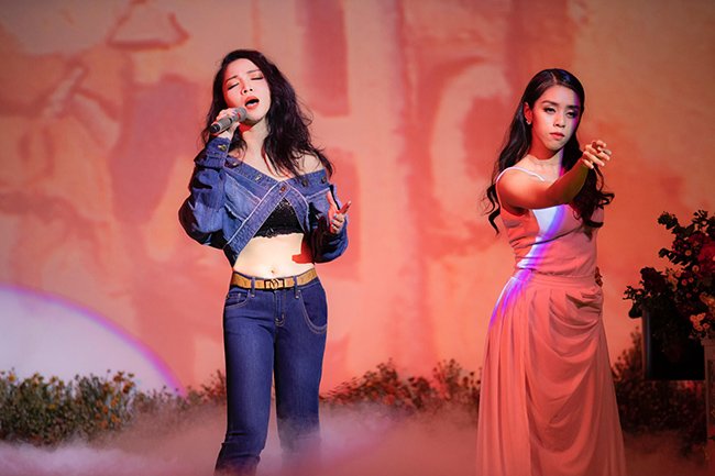 Ca sĩ Khánh Loan ôm ấp, tình tứ Jimmi Nguyễn trên sân khấu - 3