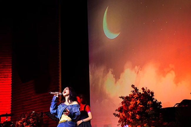 Ca sĩ Khánh Loan ôm ấp, tình tứ Jimmi Nguyễn trên sân khấu - 2