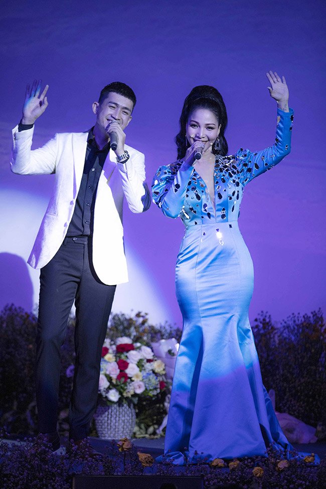 Ca sĩ Khánh Loan ôm ấp, tình tứ Jimmi Nguyễn trên sân khấu - 6