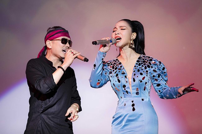 Ca sĩ Khánh Loan ôm ấp, tình tứ Jimmi Nguyễn trên sân khấu - 4