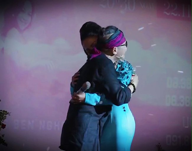 Ca sĩ Khánh Loan ôm ấp, tình tứ Jimmi Nguyễn trên sân khấu - 5