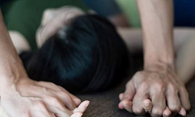 Giúp việc tìm thấy mảnh vải dính máu dưới gầm giường, tiết lộ điều kinh hoàng về chủ nhà - 2