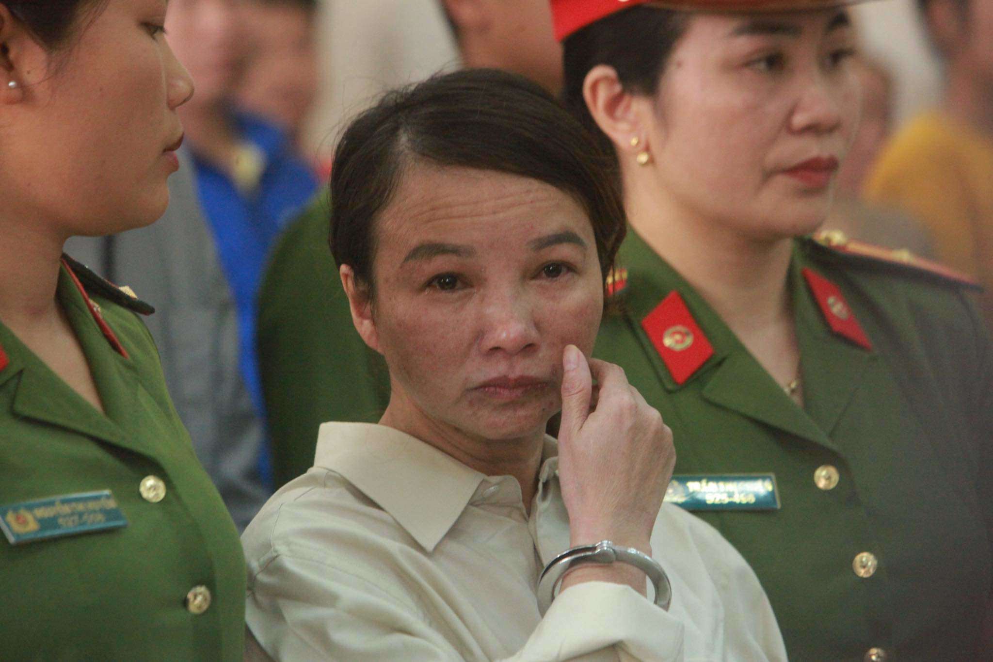 Lĩnh án xong, mẹ nữ sinh giao gà liên tục gào thét amp;#34;Tôi bị oan, tôi bị oan!amp;#34; - 1